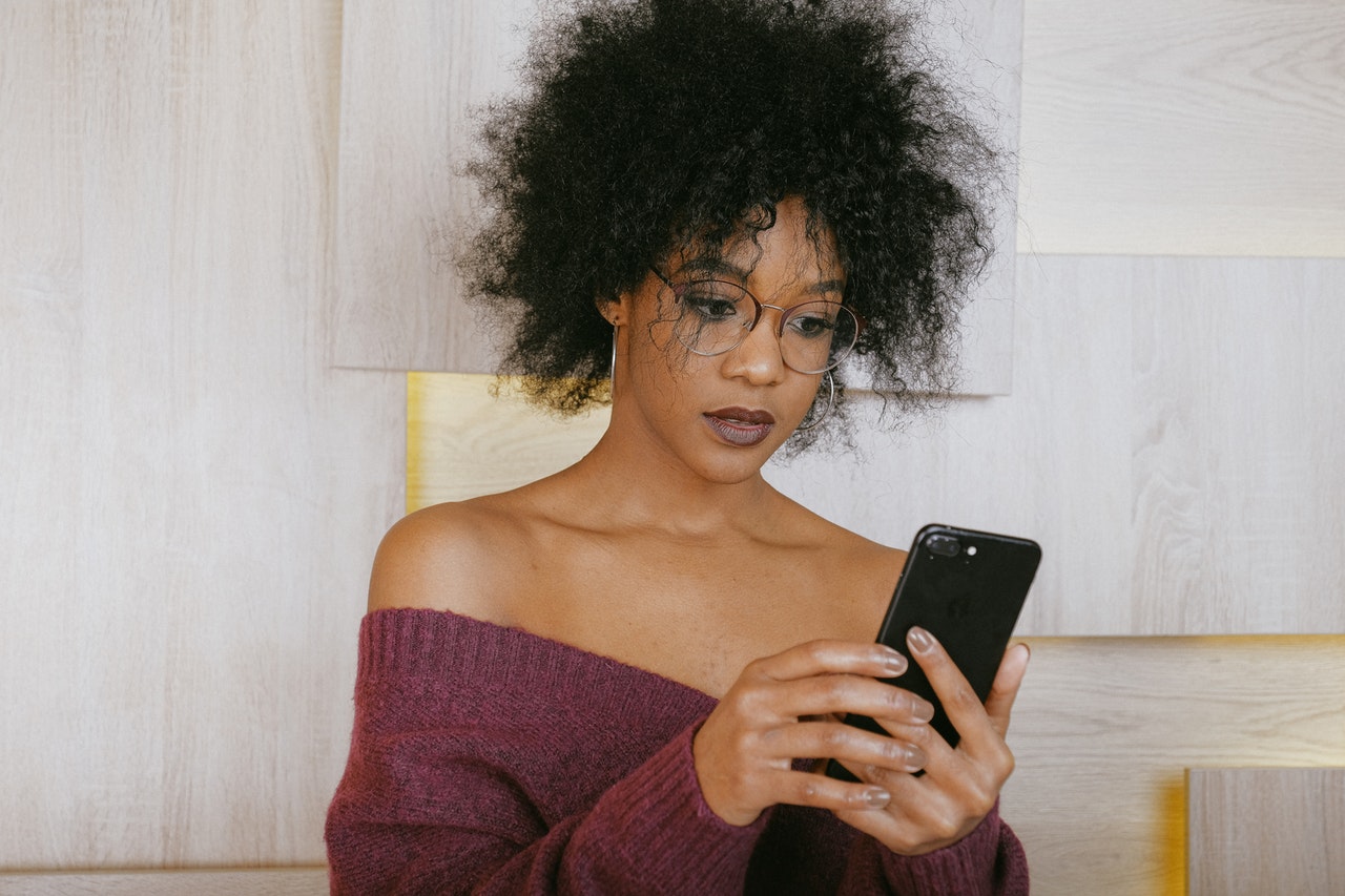 woman using mobile phone 3727472 1 If you overthink these 7 things, you’ll never be truly happy in a relationship